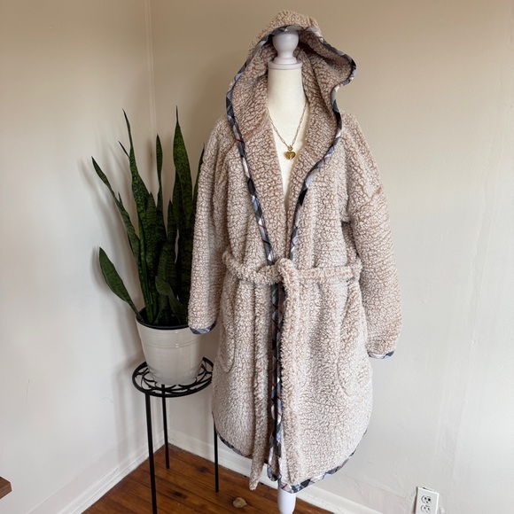 Vera Bradley | Tan Teddy Robe with Patterned Trim - Picture 4 of 9